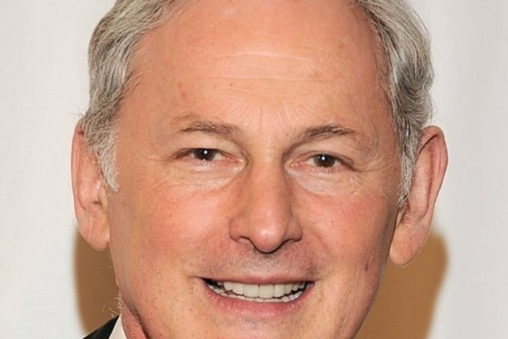 Victor Garber (Heroes &amp; Villains, CC BY 2.0, Flickr via Wikimedia Commons)