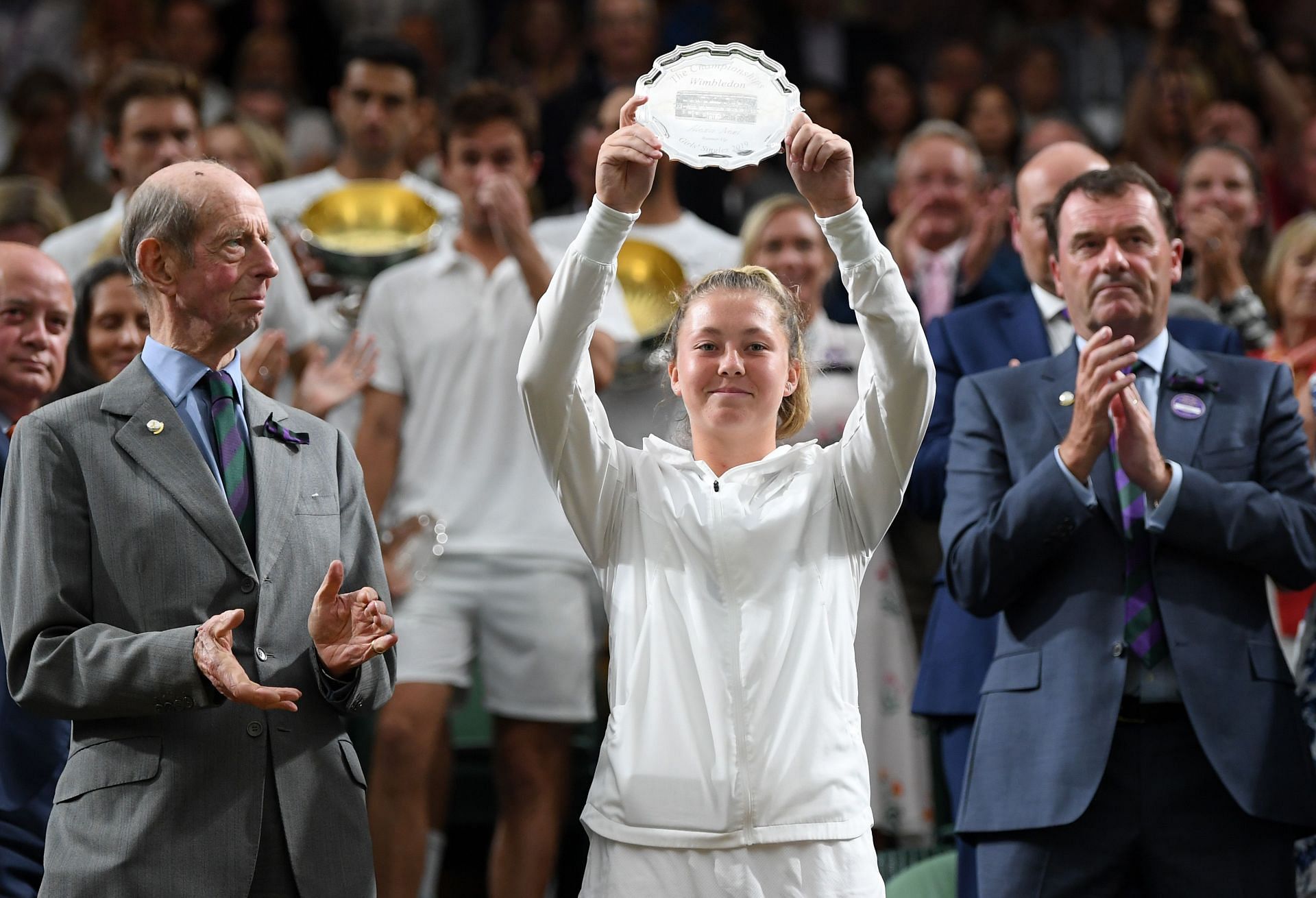 Daria Snigur with the 2019 Wimbledon girls&#039; singles trophy