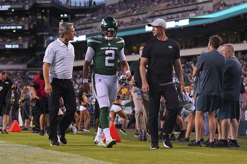 New York Jets qarterback Zach Wilson returns to the lockerroom after sustaining a knee injury