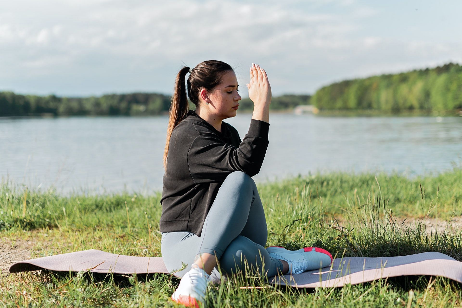 Yoga is an effective way to alleviate knee pain. (Photo by Mikhail Nilov via pexels)