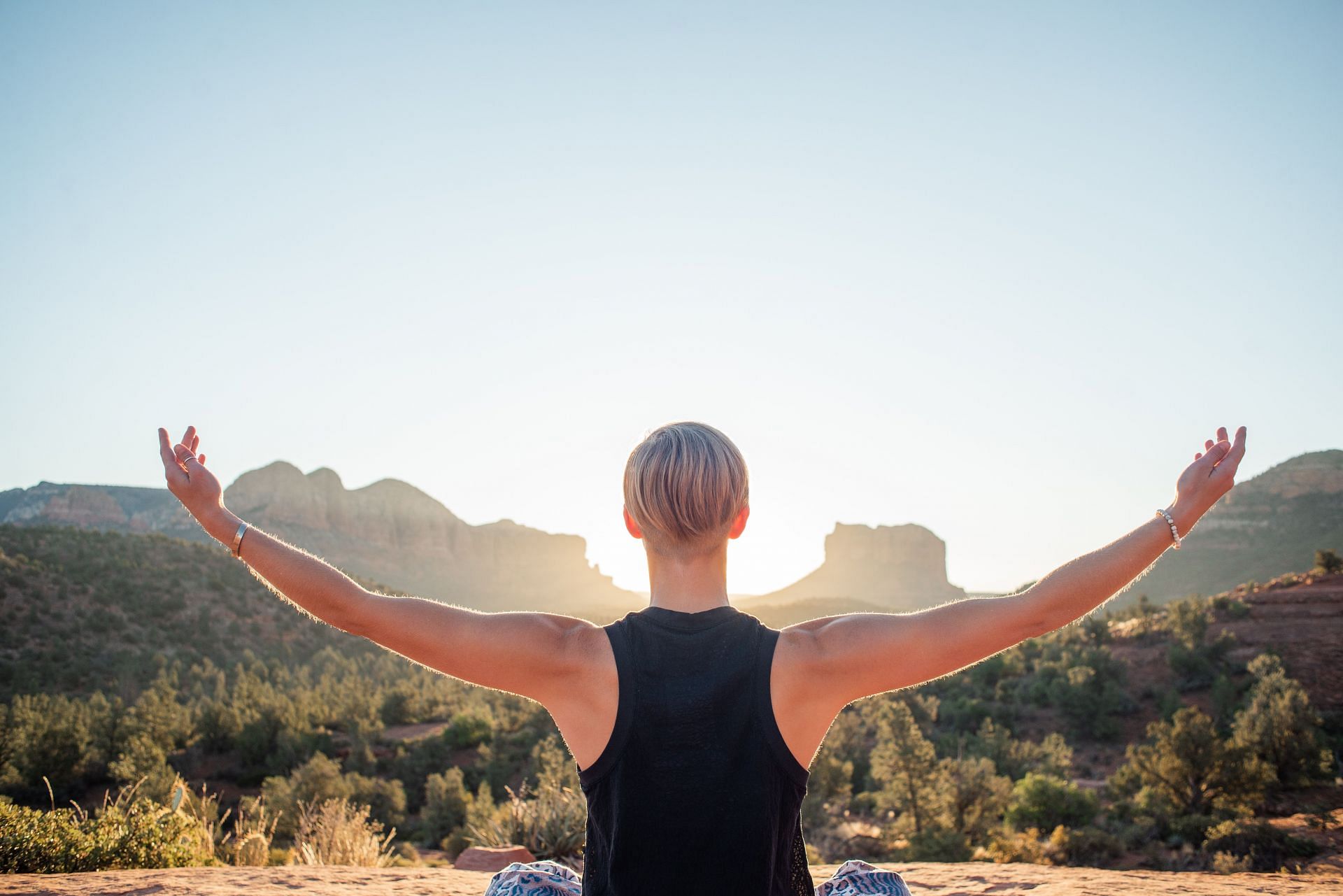 Morning yoga practice helps in enhancing and boosting natural energy. (Image via Pexels / Arthouse Studio)