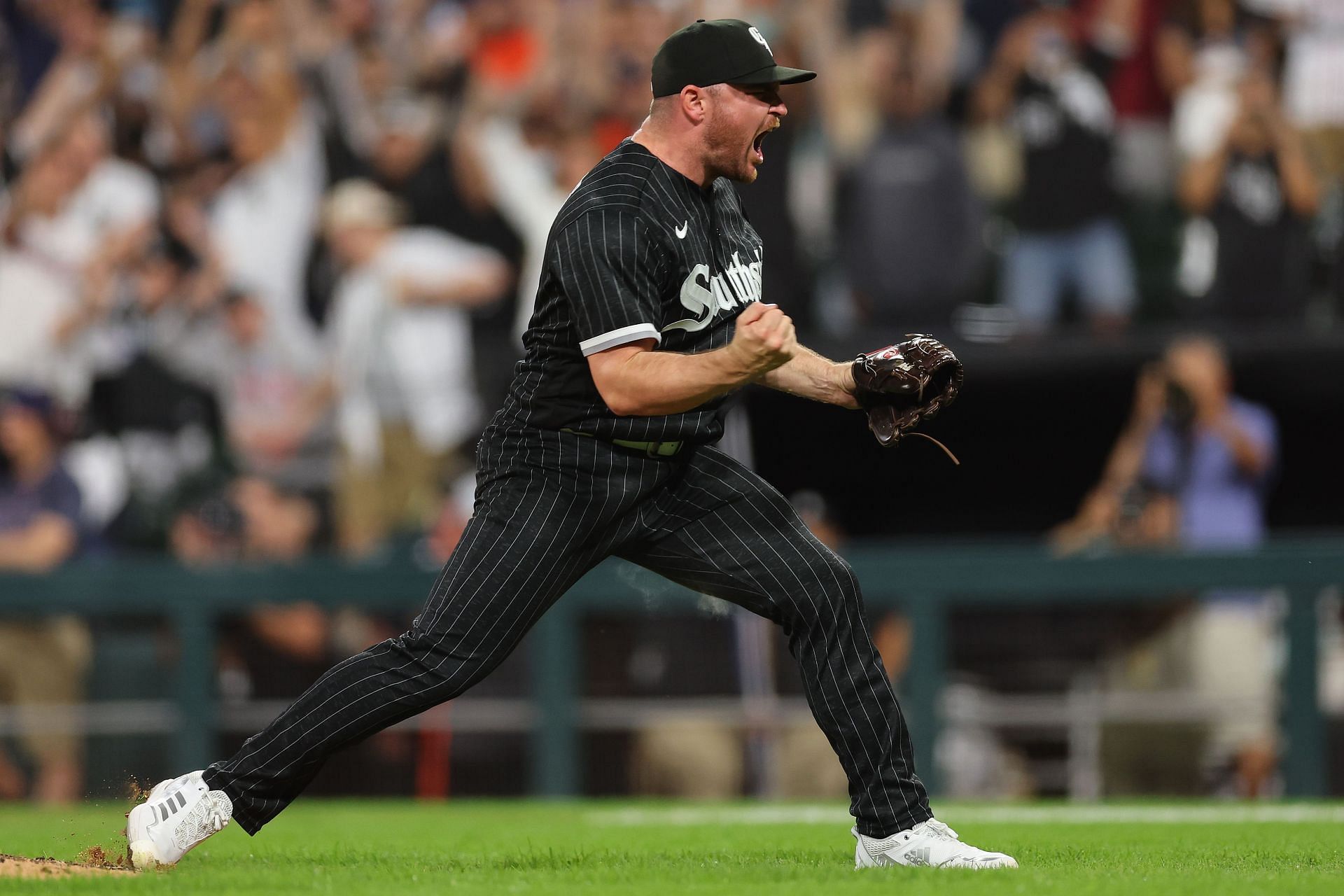 Liam Hendriks of the White Sox versus the Astros