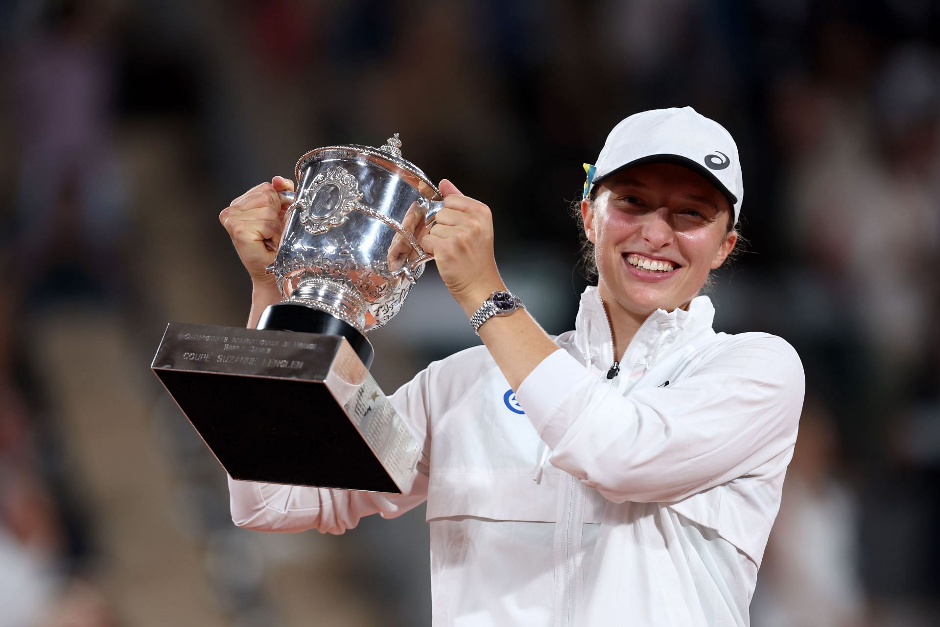 Iga Swiatek poses with the 2022 French Open trophy
