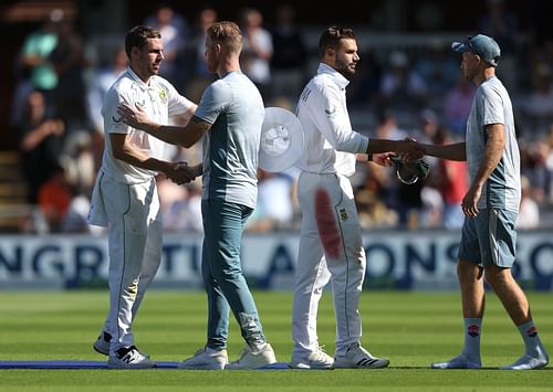 English and South African players shake hands after the Lord's Test. (Credits: Getty)