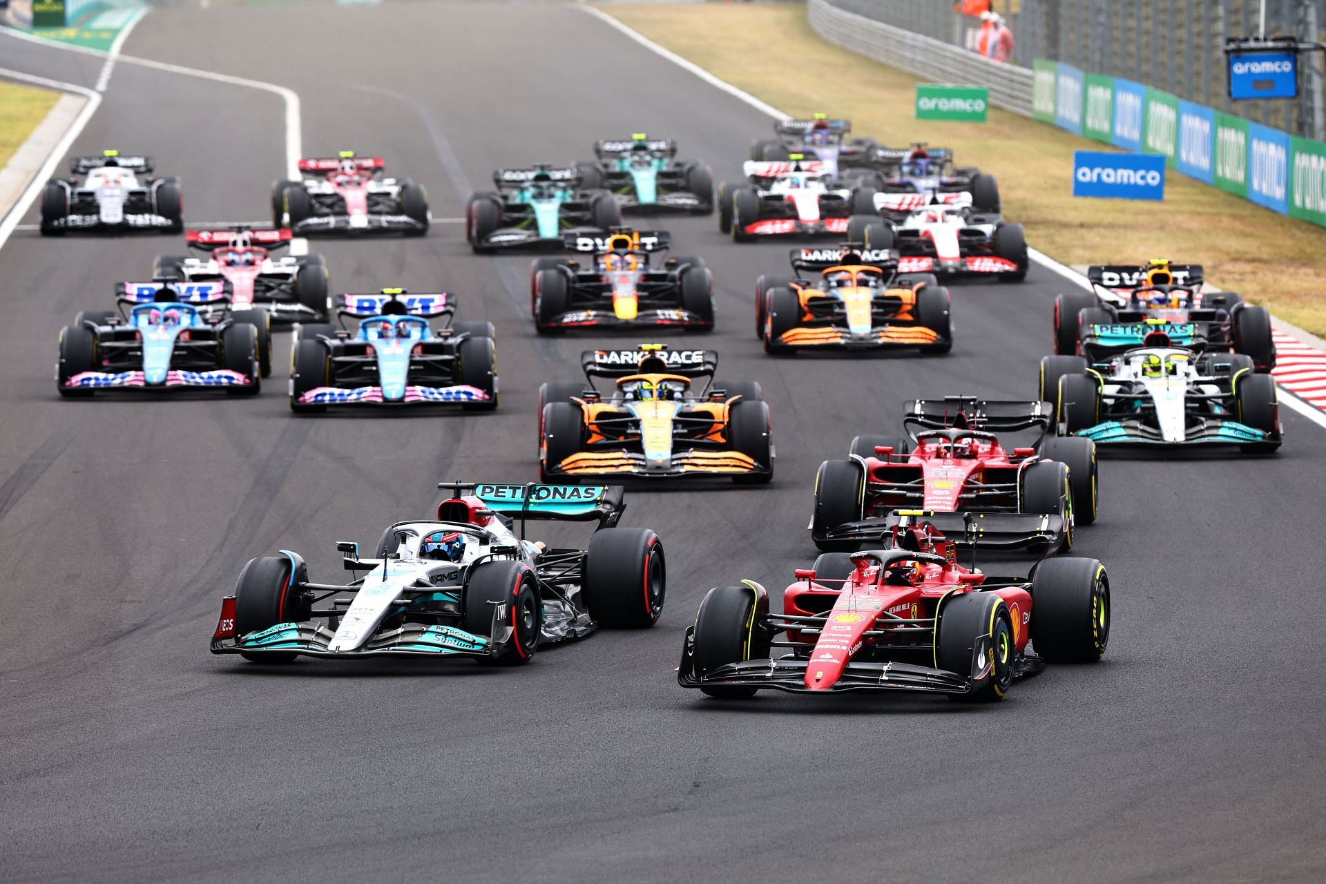 F1 cars in action during the opening lap of the 2022 F1 Hungarian GP (Photo by Mark Thompson/Getty Images)