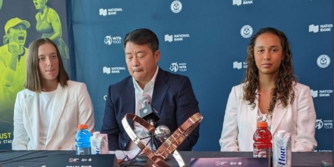 Iga Swiatek poses with an asleep Leylah Fernandez at the Canadian Open