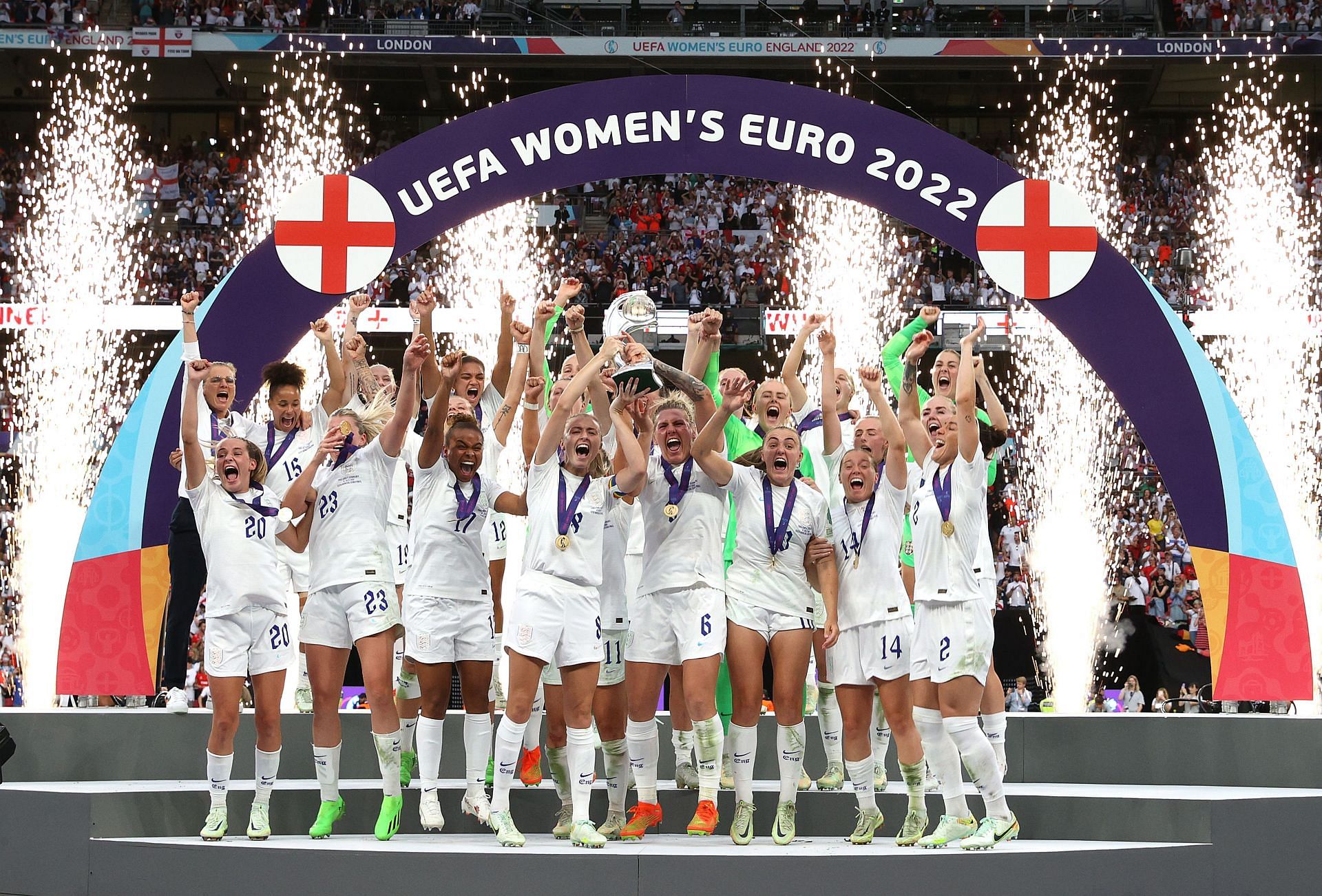 खिताब जीतकर ट्रॉफी के साथ इंग्लैंड की महिला फुटबॉल टीम।