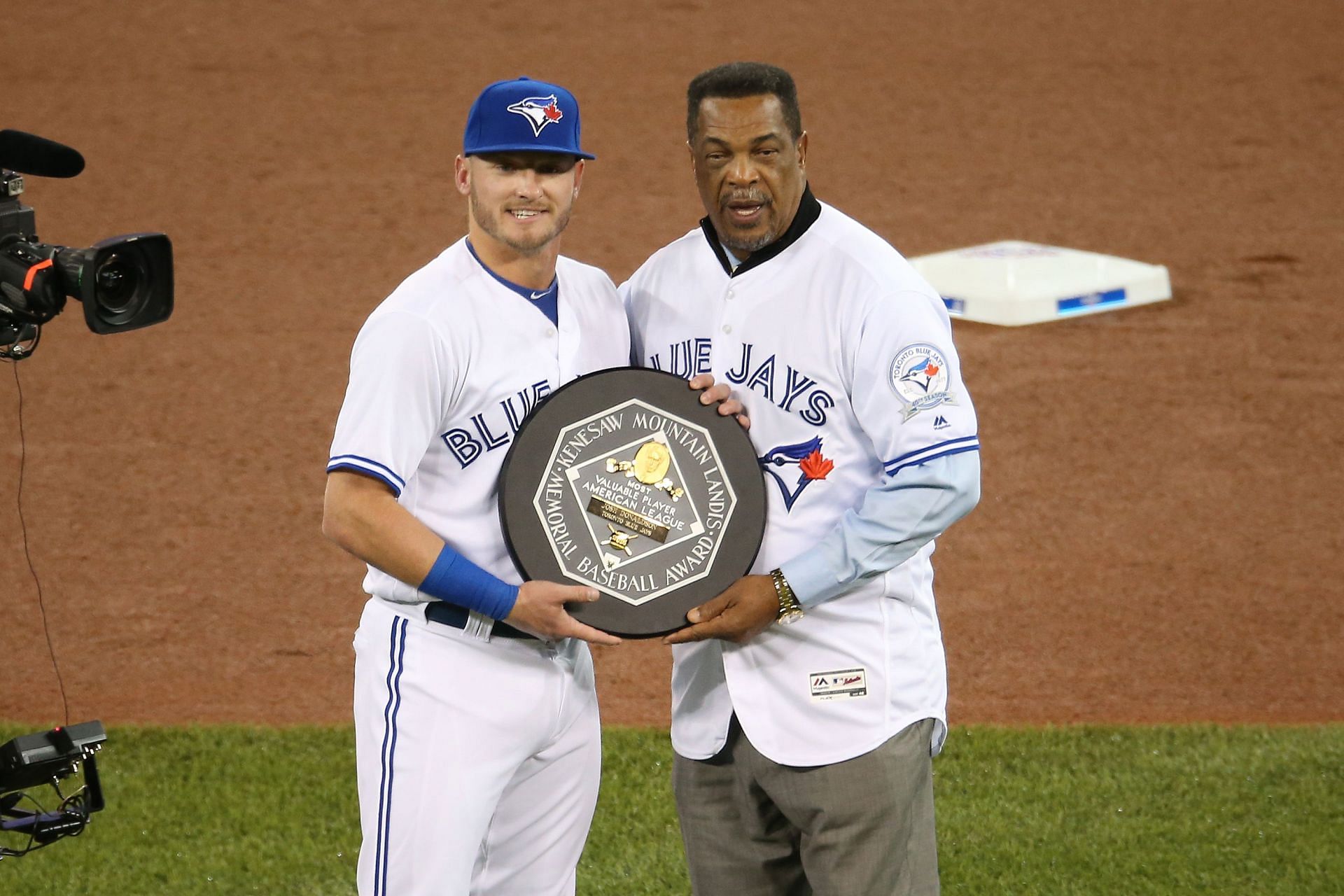 Josh Donaldson is presented with the 2015 AL MVP Award by former Blue Jays player George Bell.