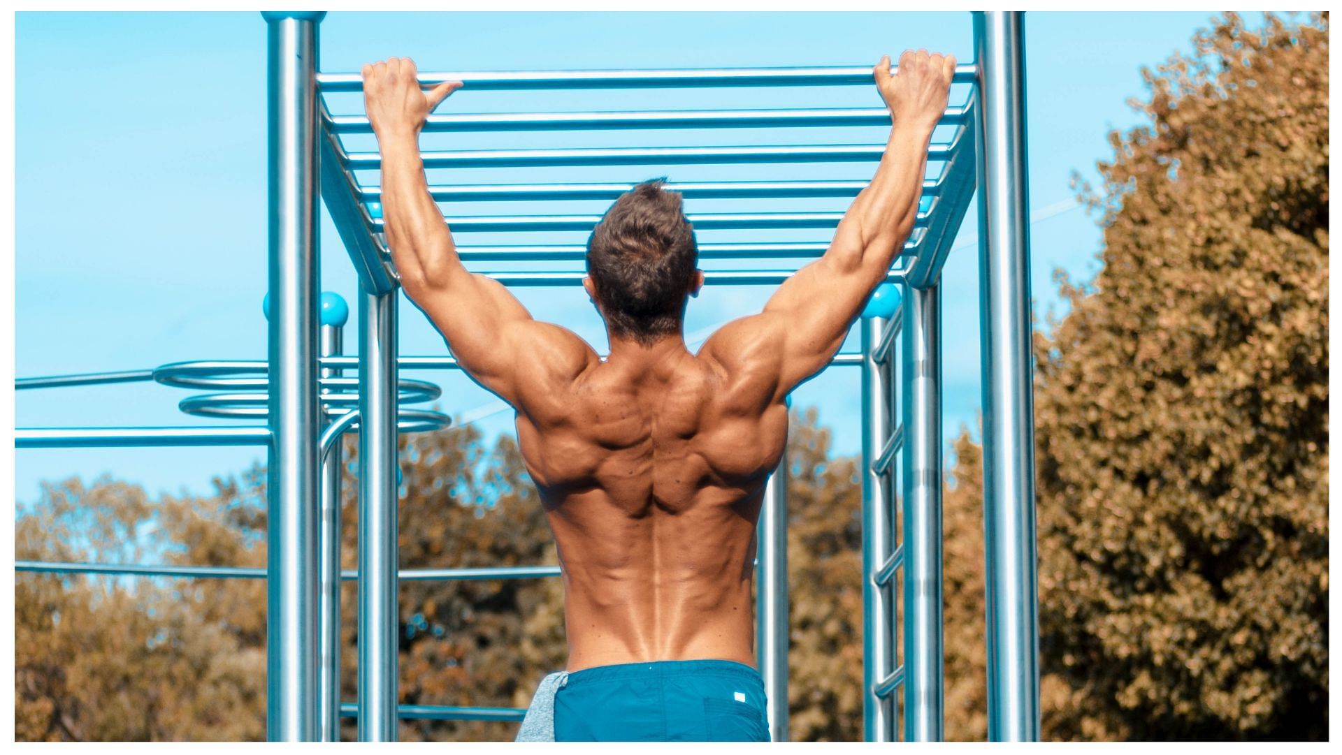 Best and effective pull-up bar exercises that women can do for strong core. (Image via Pexels/Omar Karakus)