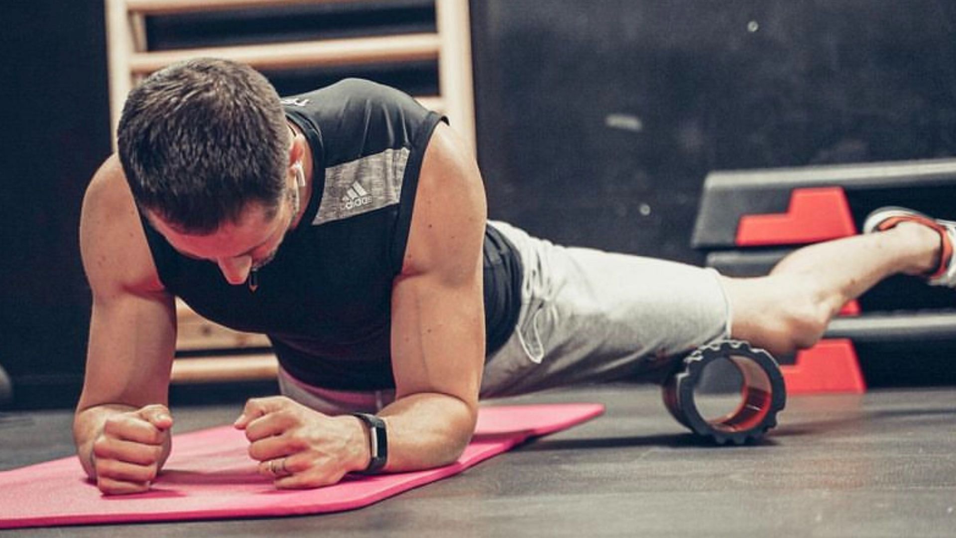 Foam roller exercises for legs offer great benefits. (Photo via Instagram/laurentiu_cical)
