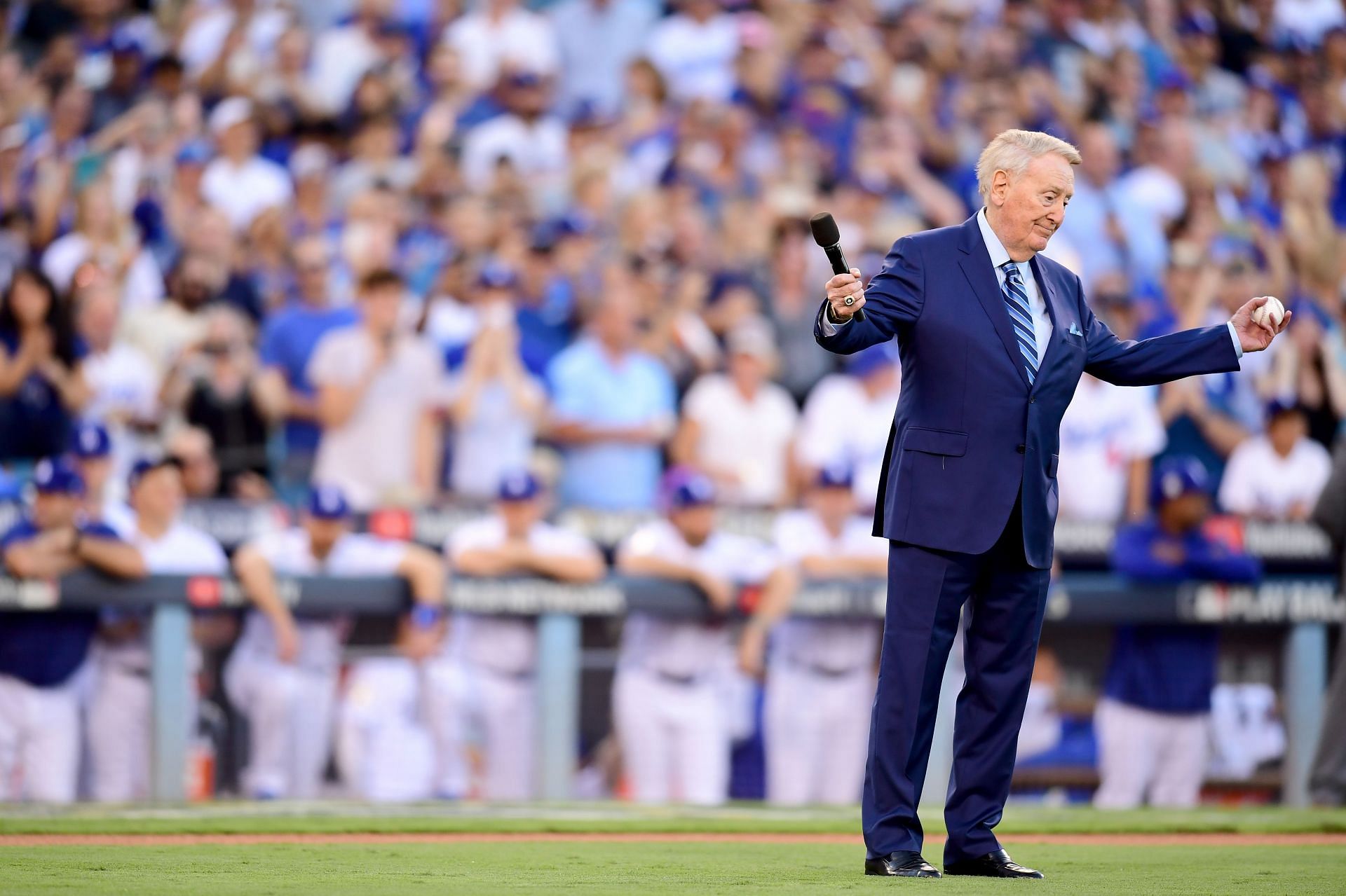 Vin Scully addresses Dodgers fans.