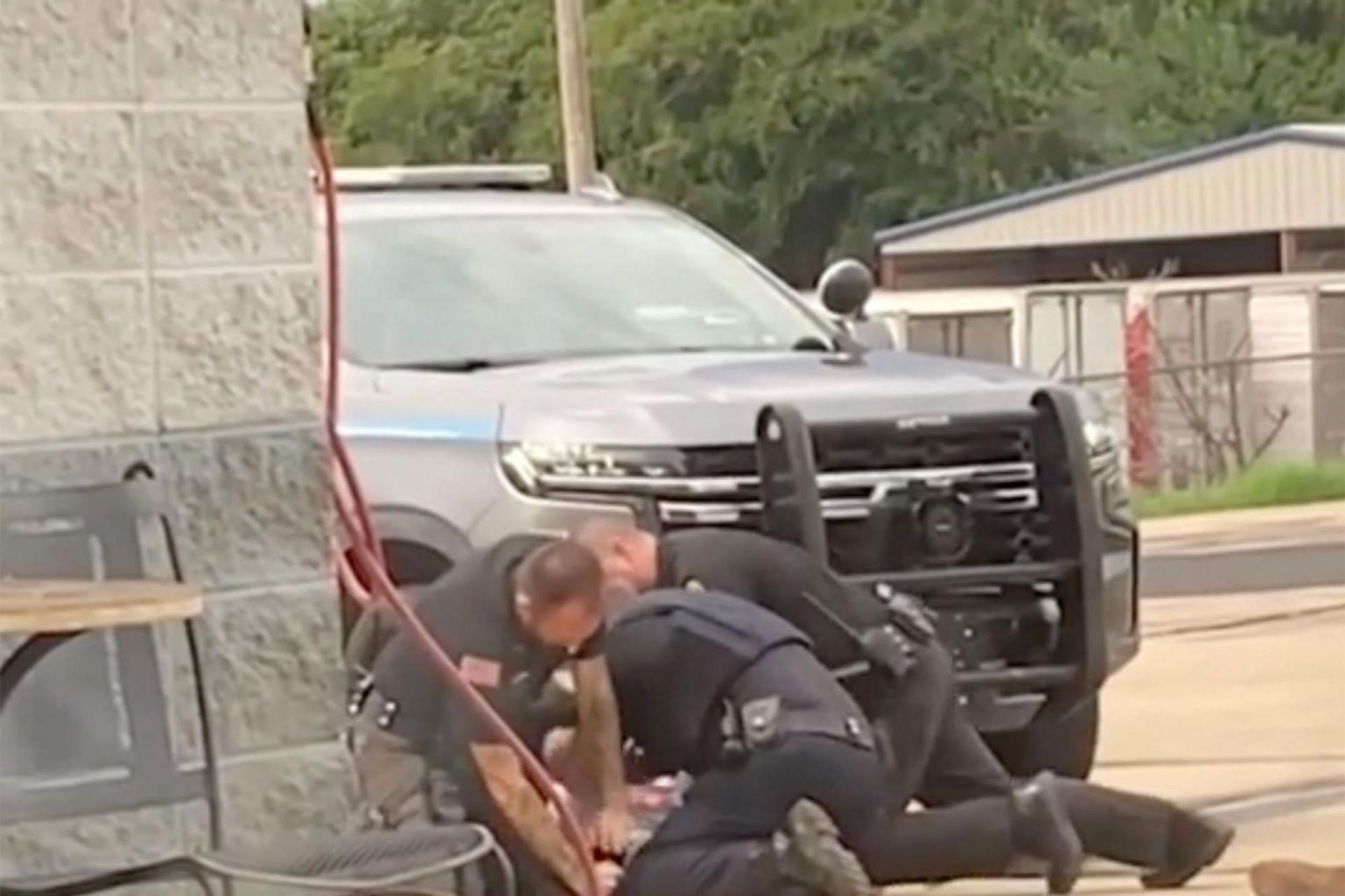 Arkansas police officers suspended after assaulting suspect (Image via Facebook)