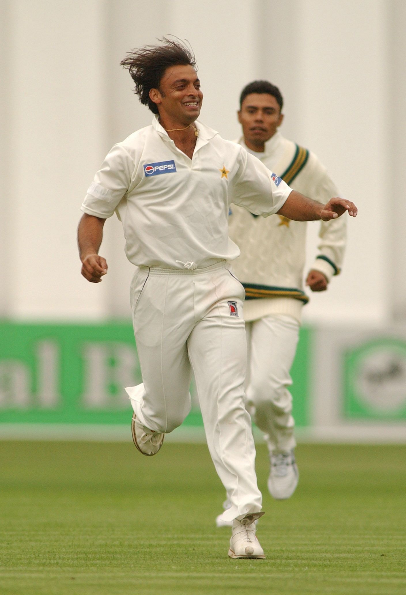 Pakistan&#039;s Shoaib Akhtar celebrates the wicket of Stephen Fleming