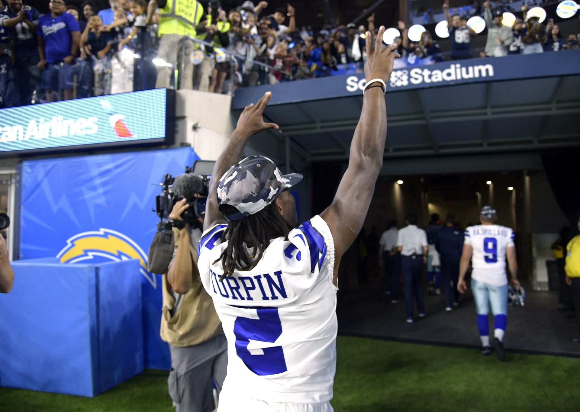 Chargers honor wounded police officers during halftime in game