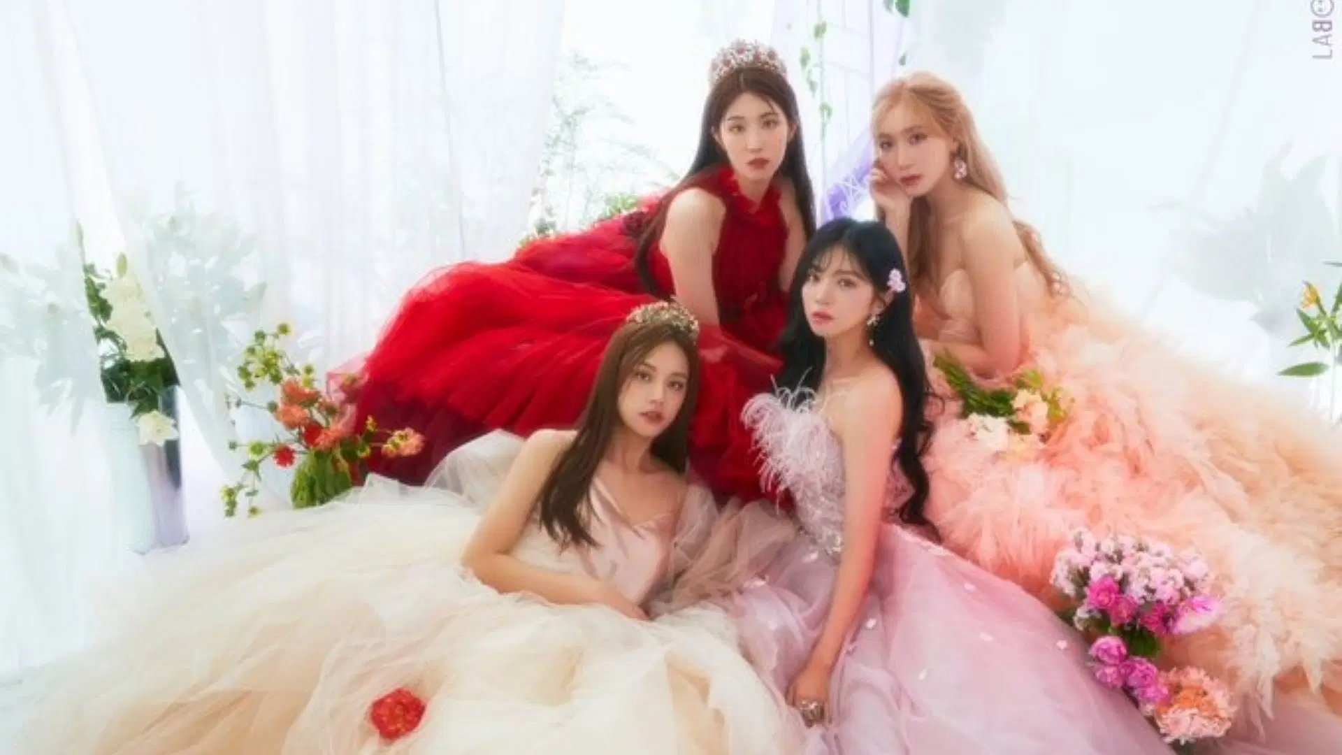 LABOUM members pose for a concept photo (Image via Interpark Music Plus)