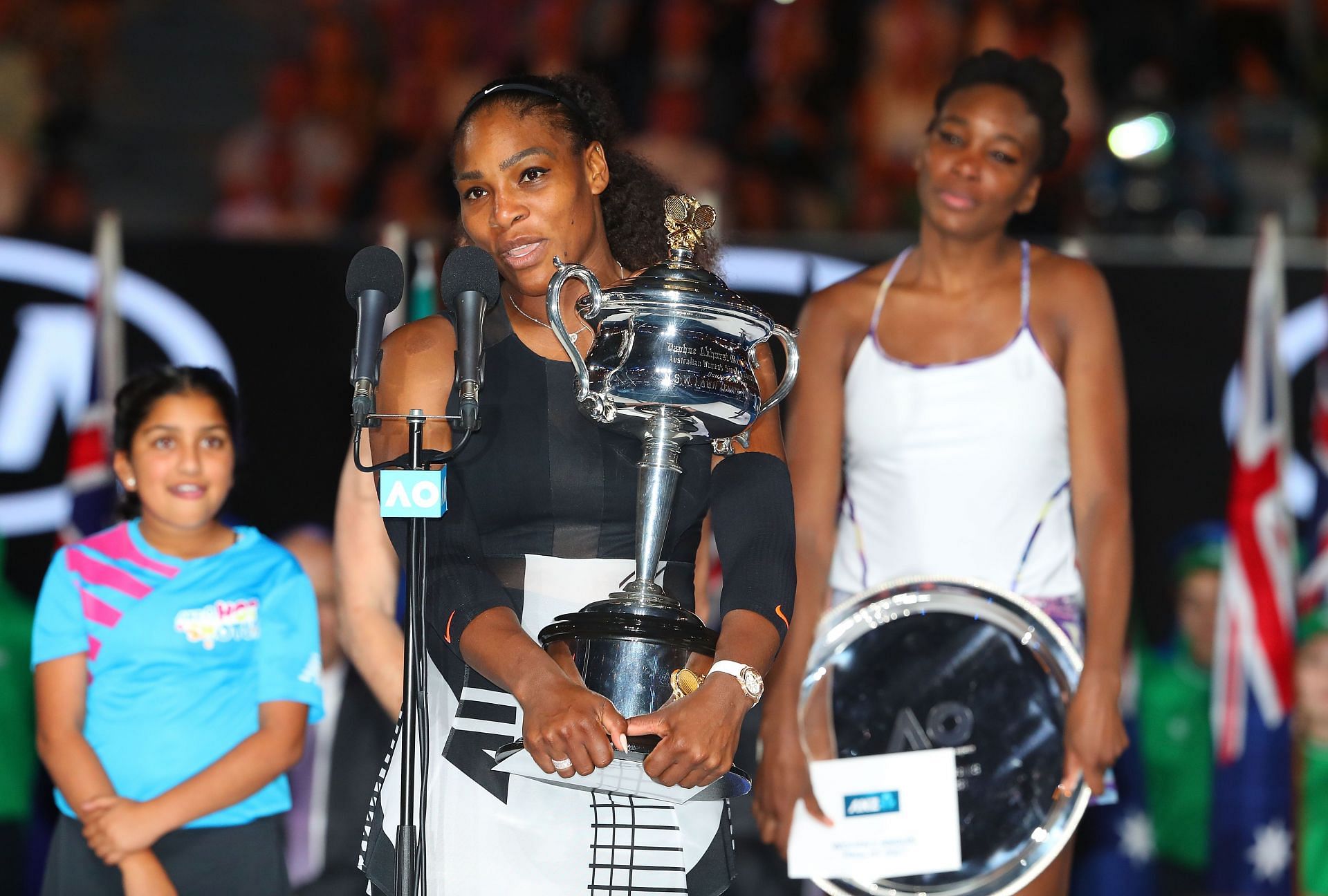 Serena Williams (L) and Venus Williams (R)