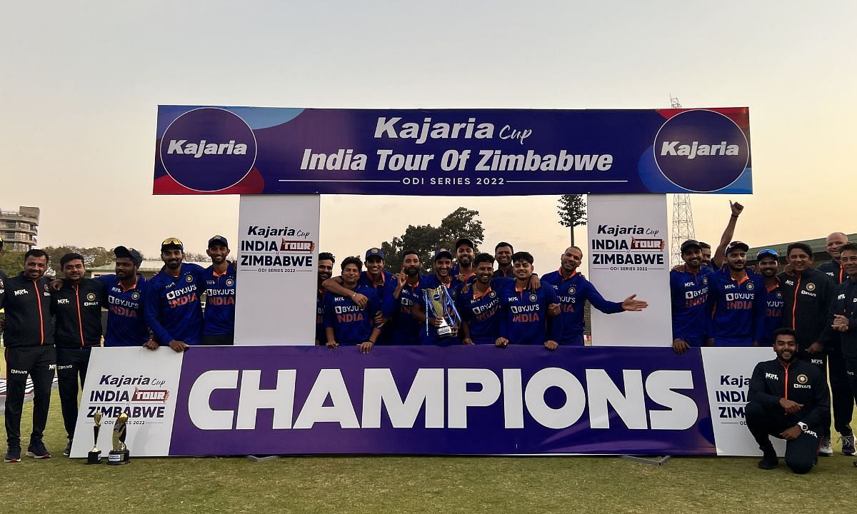 सीरीज जीतने के बाद जश्न मनाती हुई भारतीय टीम 