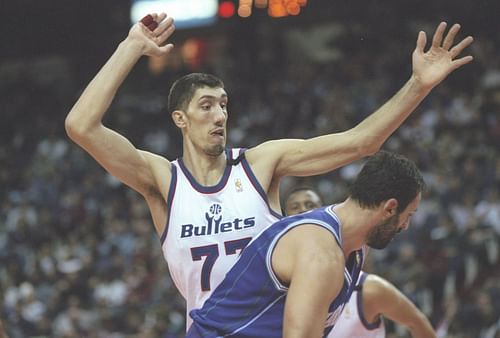 Gheorghe Muresan is one of the tallest players to have ever played in the NBA (Image via Getty Images)