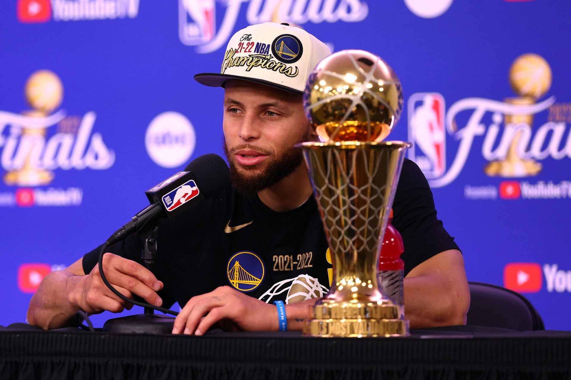 Steph Curry responded to Mike James in a hilarious way. (Image via Getty Images)