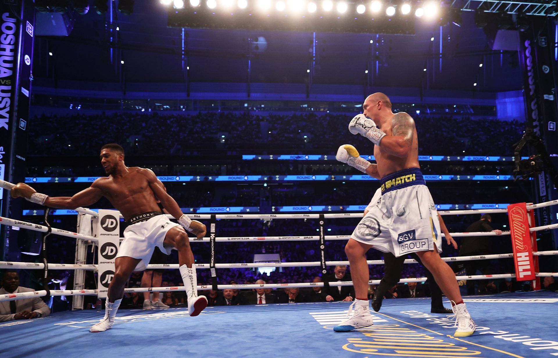 Anthony Joshua (left) vs. Oleksandr Usyk (right)