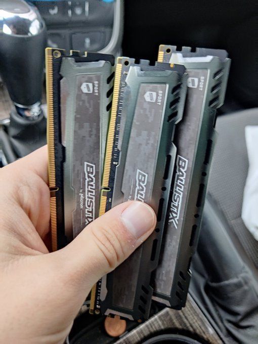 How to properly install a RAM stick