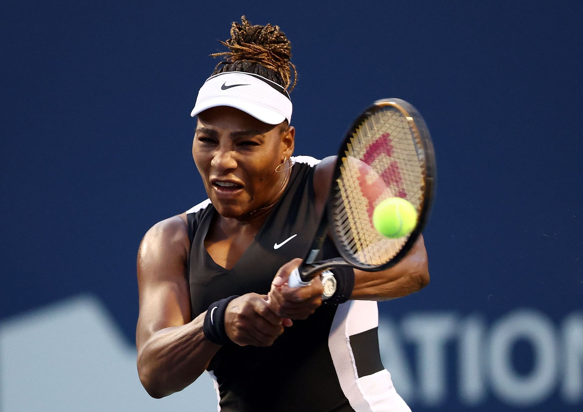 Serena Williams en acción en el National Bank Open de Toronto