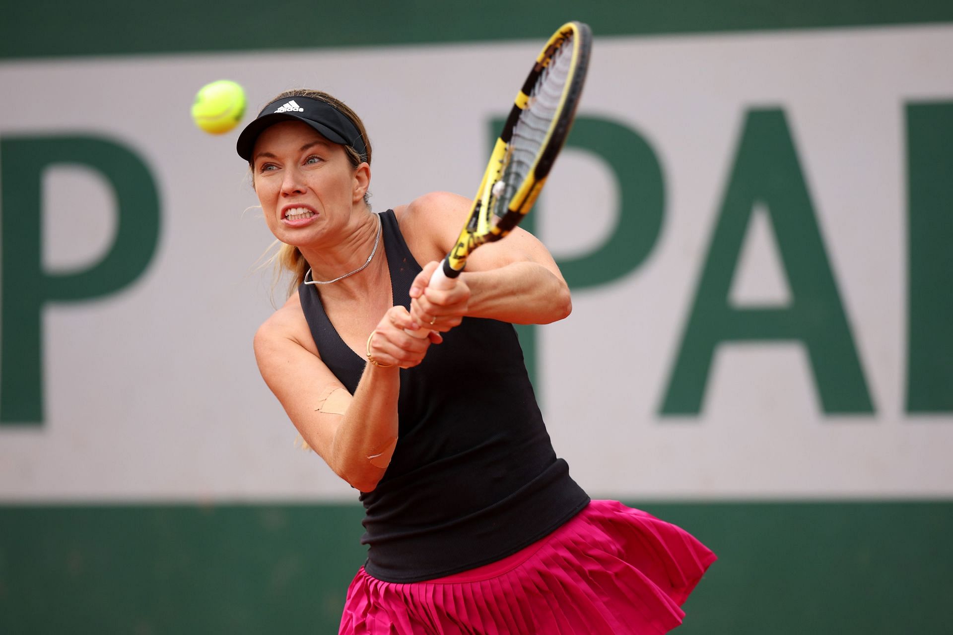 Danielle Collins in action at the 2022 French Open
