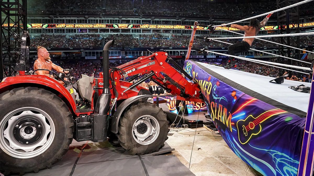 WWE SummerSlam में ट्रैक्टर से रिंग उखाड़ते हुए ब्रॉक लैसनर