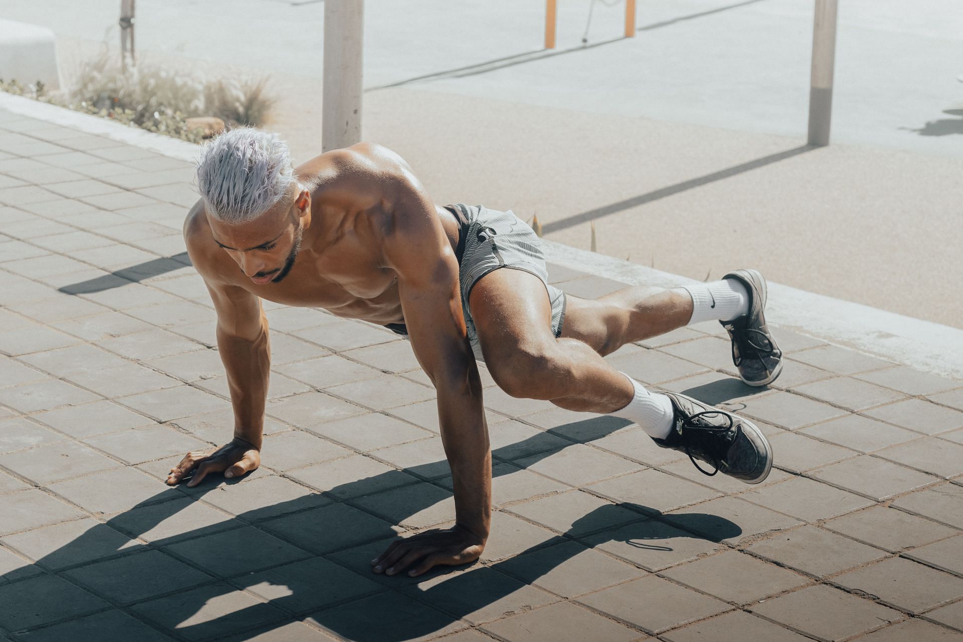 Jumping jack variation exercise can be used as HIIT exercise to burn belly fat. (Image via Unsplash / Salah Regouane)