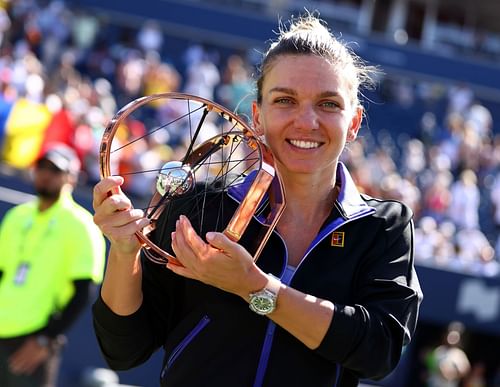 Simona Halep with the 2022 Canadian Open trophy