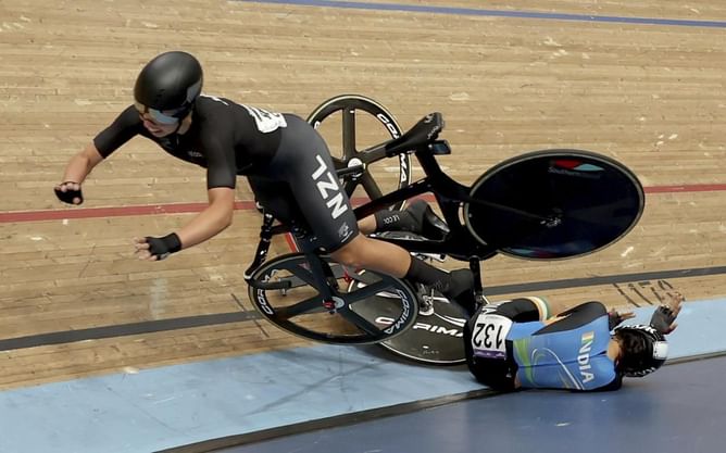 [Watch] Indian cyclist Meenakshi involved in horrific crash at CWG 2022