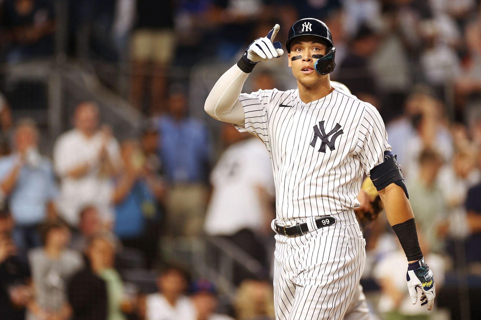 Aaron Judge blasts 2 HRs, needs 2 to tie Maris' AL record