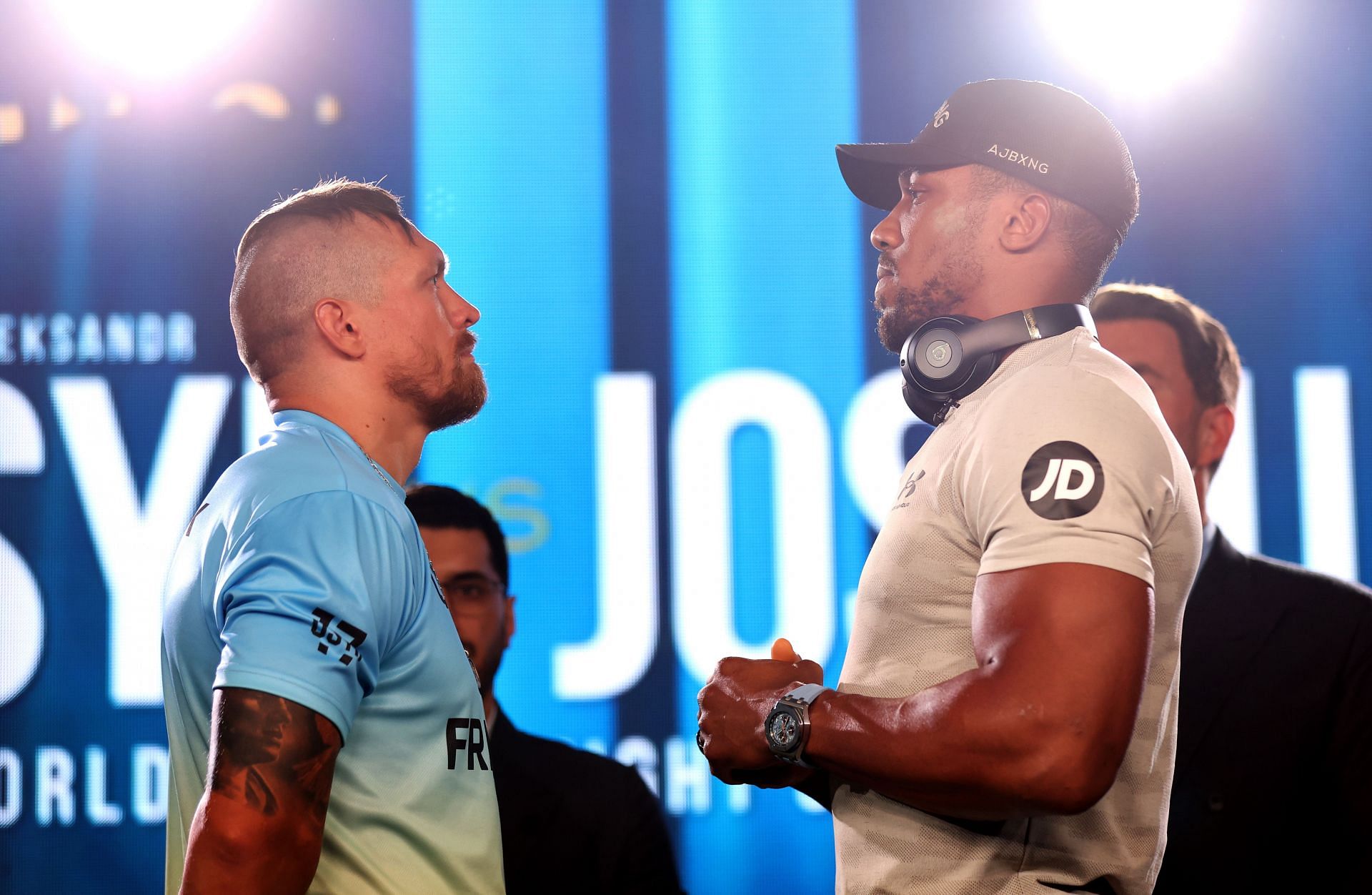 Oleksander Usyk (L) and Anthony Joshua (R)