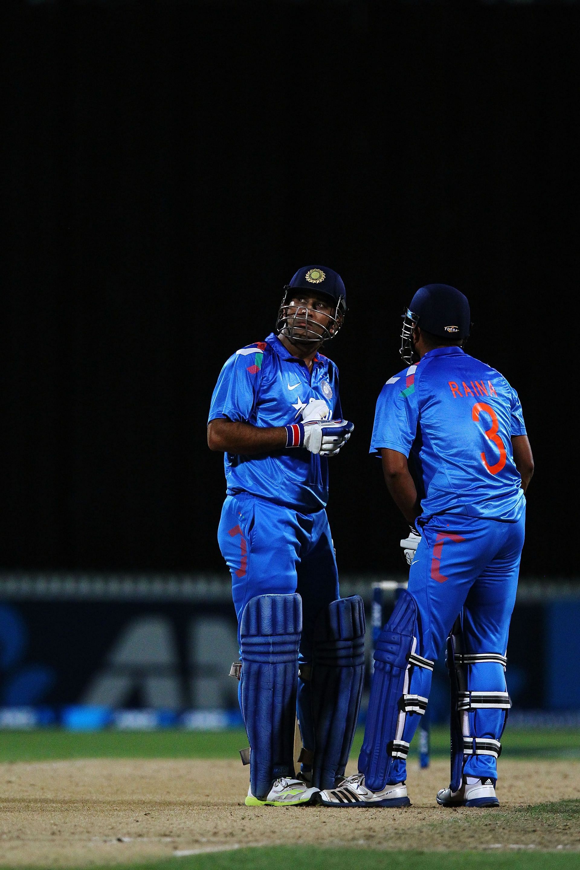 MS Dhoni (L) and Suresh Raina shared a crucail partnership against New Zealand.