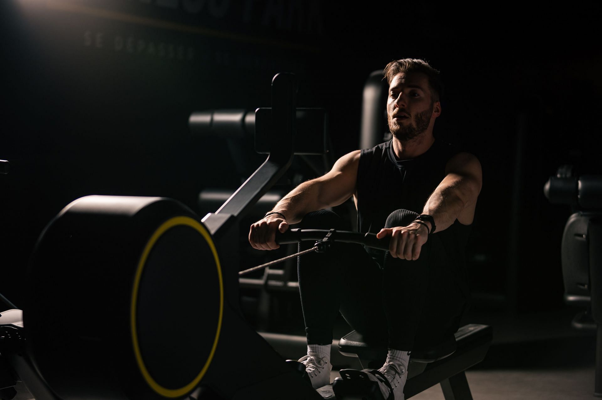 Gym equipment and balanced diet go hand in hand if you want to lose belly fat. (Image via Unsplash/ Bastien Plu)