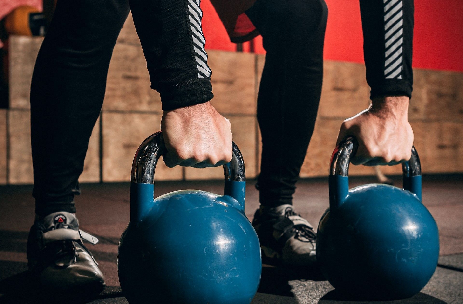 Guide to doing kettlebell clean and jerk (Photo by Unsplash/Mads Eneqvist)