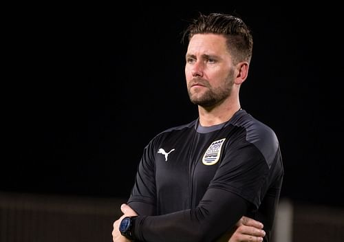 Des Buckingham looks on as his players train. (Image Courtesy: Twitter/MumbaiCityFC)