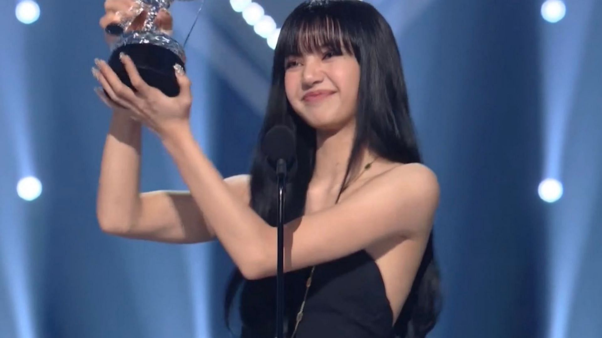 Lisa Wins Female K-pop Idol Of The Year Award (Queen Of Kpop 2021)