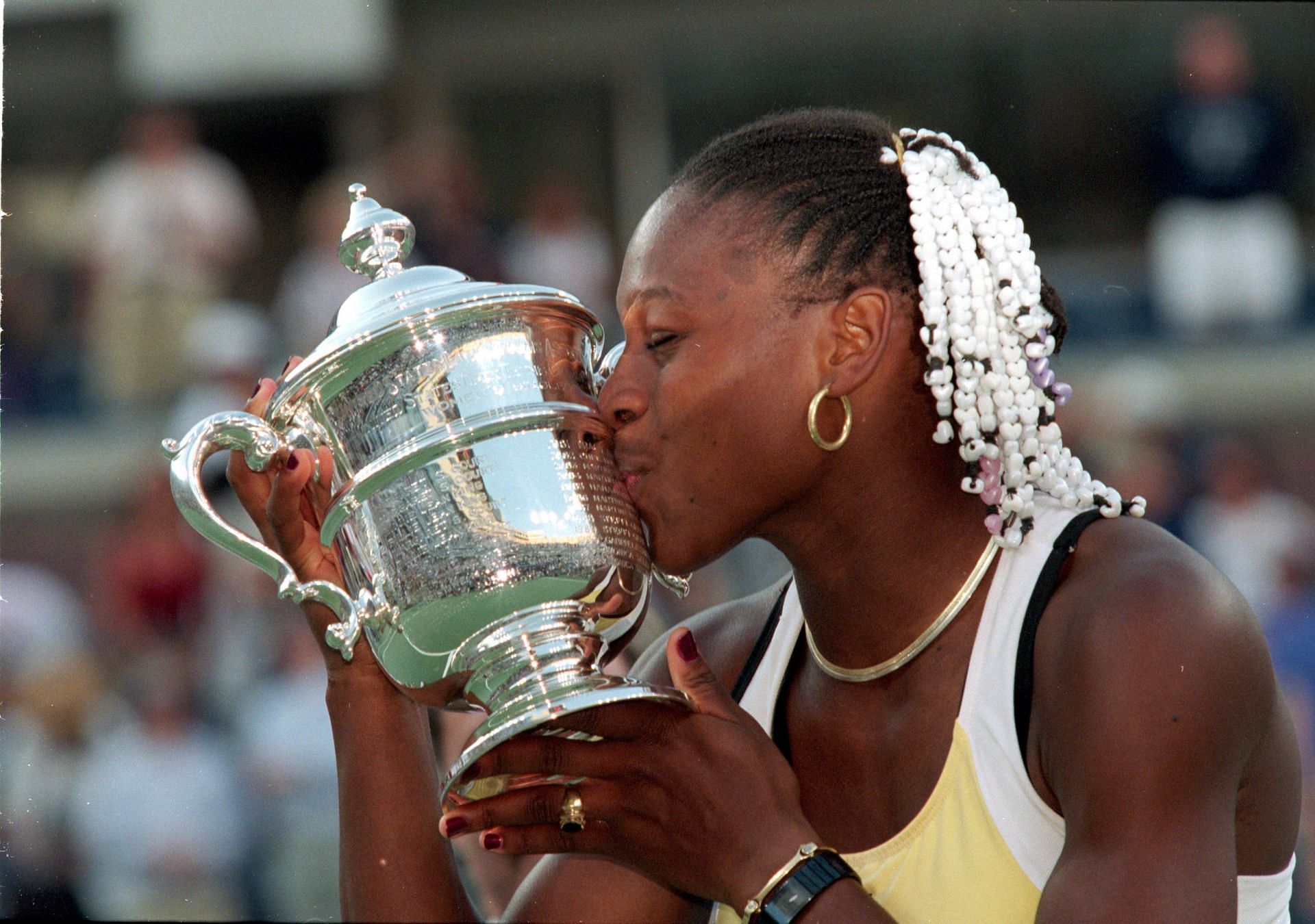 Serena Williams kisses the 1999 US Open trophy