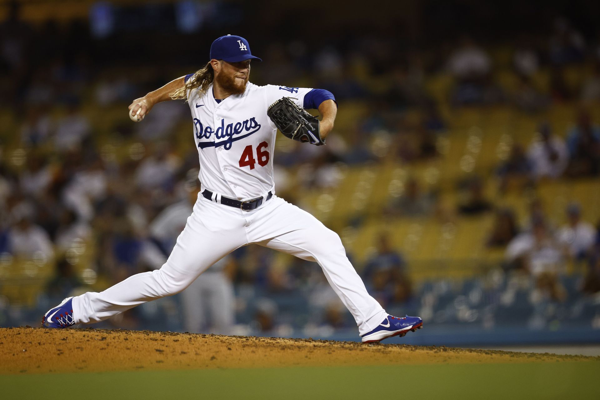 Flying beer can narrowly misses Craig Kimbrel as closer exits