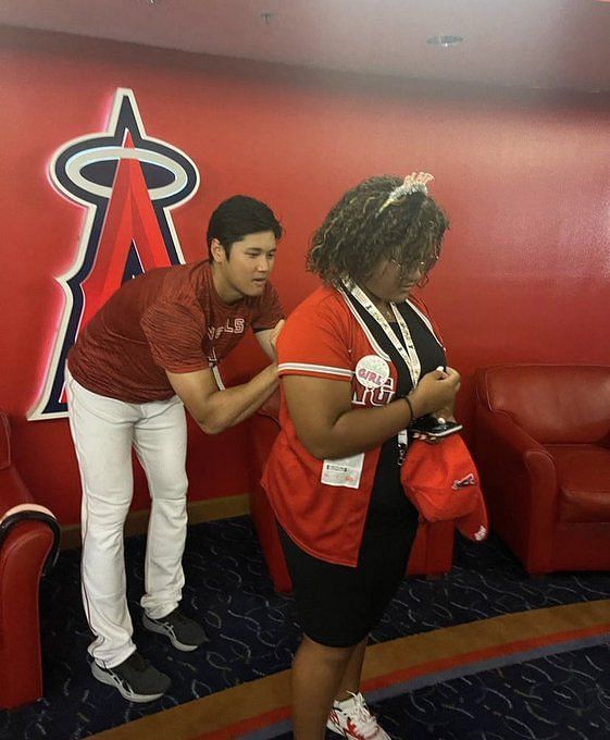 Carlos Correa's younger sister meets favorite baseball player