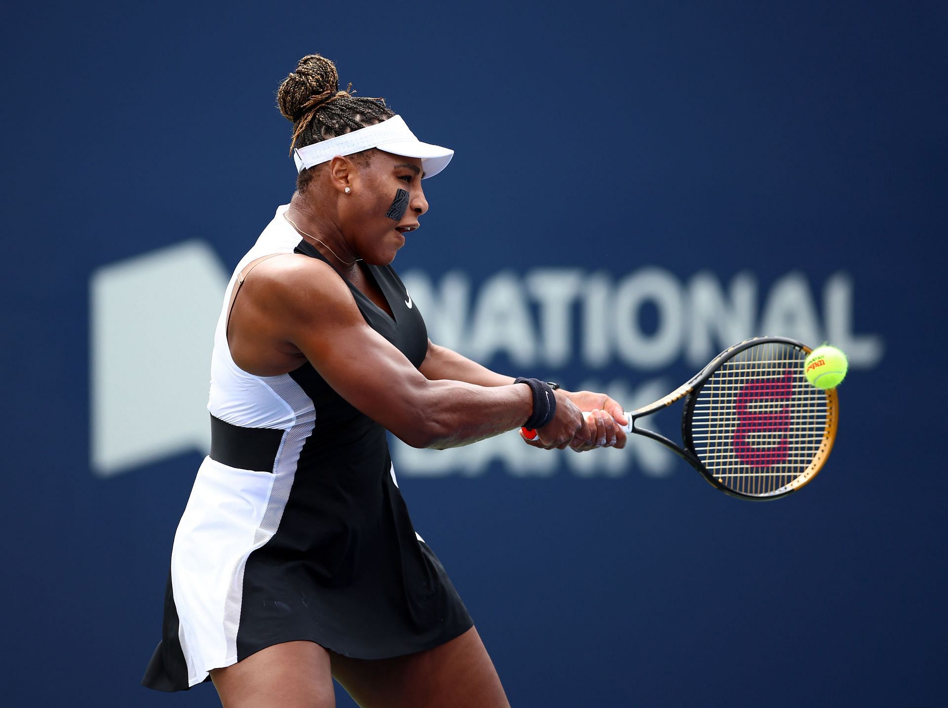 Serena Williams moved to the second round of the Canadian Open