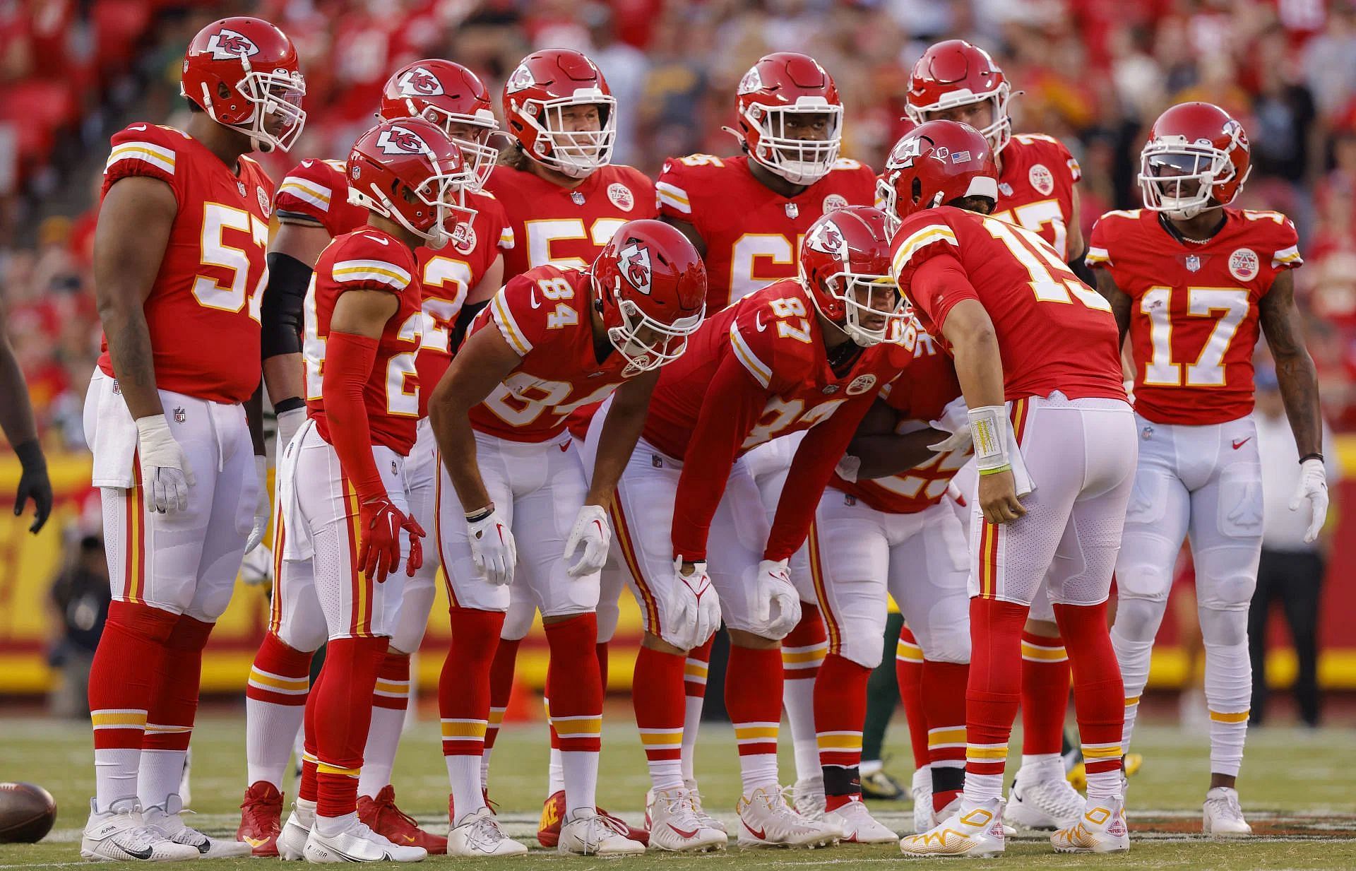 Kansas City honor Len Dawson with a choir huddle