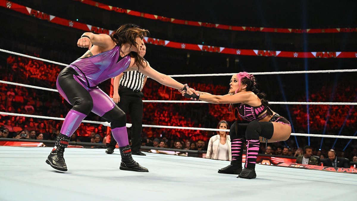 Raquel Rodriguez locks horns with Dakota Kai on RAW