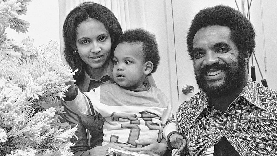 Janet and Calvin Hill with their son Grant Hill (Image credit - Clarence Hill Jr. Twitter)  