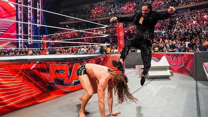 WWE Raw ऑफ-एयर होने के बाद Seth Rollins ने मचाया बवाल, अपने दुश्मन को लो-ब्लो से किया धराशाई लेकिन फिर खाया RKO
