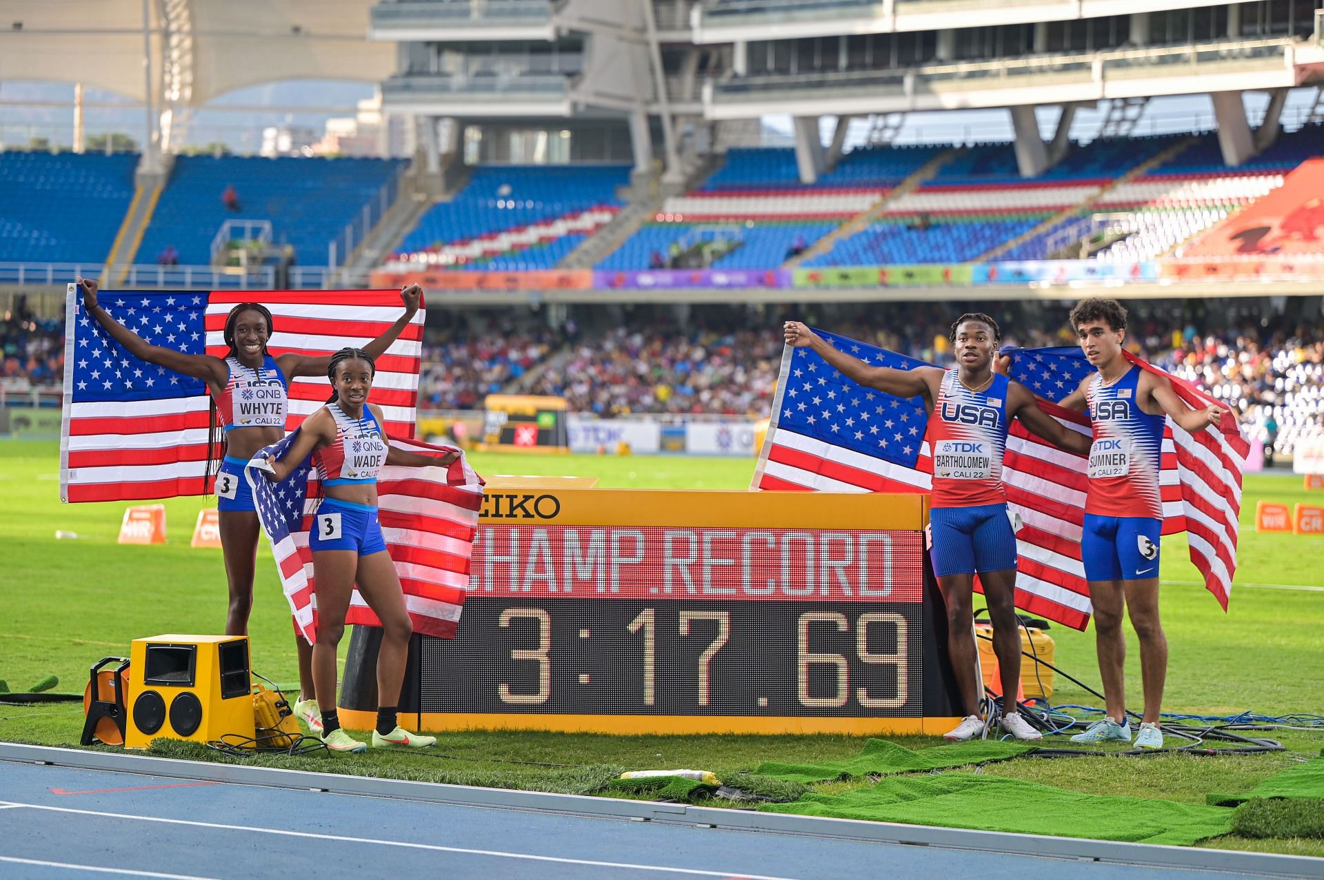 USA wins the 4x400m mixed relay
