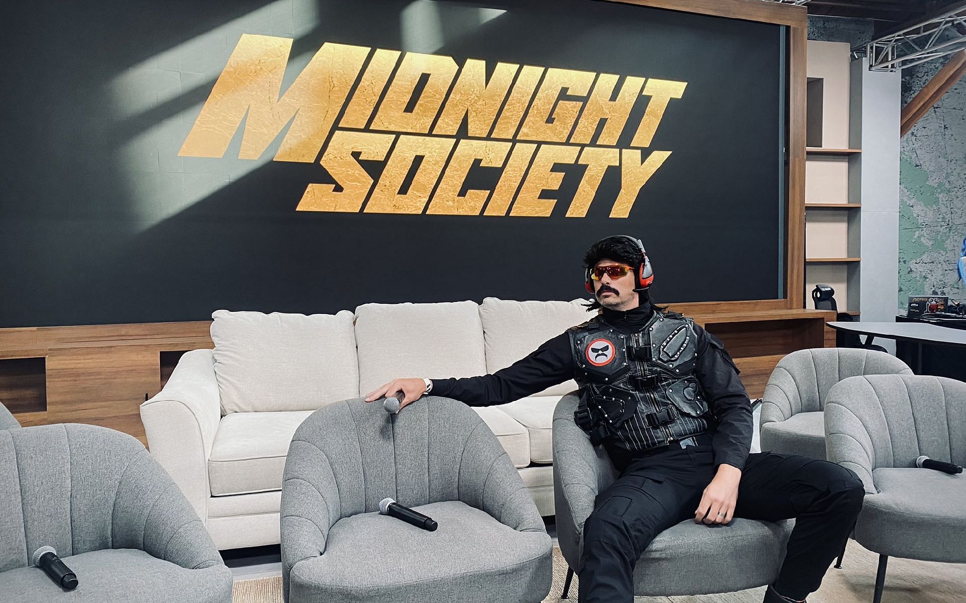 Dr DisRespect throws shade at Twitch for not letting streamers simulcast (Image via Dr DisRespect/Twitter)