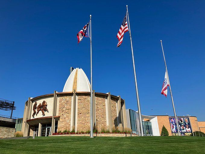 NFL Fans Find It Hard to Hold Back Tears as Patrick Mahomes and Chiefs Bid  an Emotional Goodbye to Late Kansas City Legend Len Dawson -  EssentiallySports