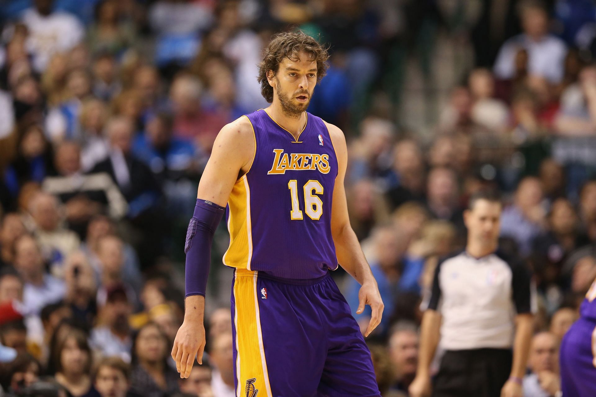 Pau Gasol deserves to have his jersey retired by the Lakers